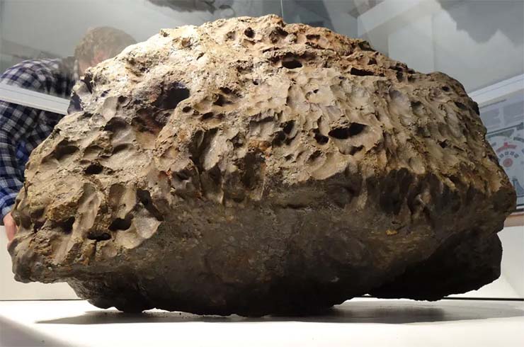 Security camera captures the moment when the showcase covering the Chelybinsk meteorite rises mysteriously cheliabinsk meteorite - Security camera captures the moment when the showcase covering the Cheliabinsk meteorite rises mysteriously "width =" 740 "height =" 490 "srcset ="