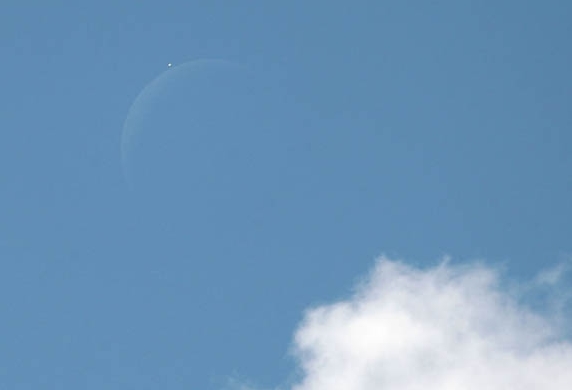 1577434499 145 Amateur Photographer Claims He Captured Huge Planet Above Earth