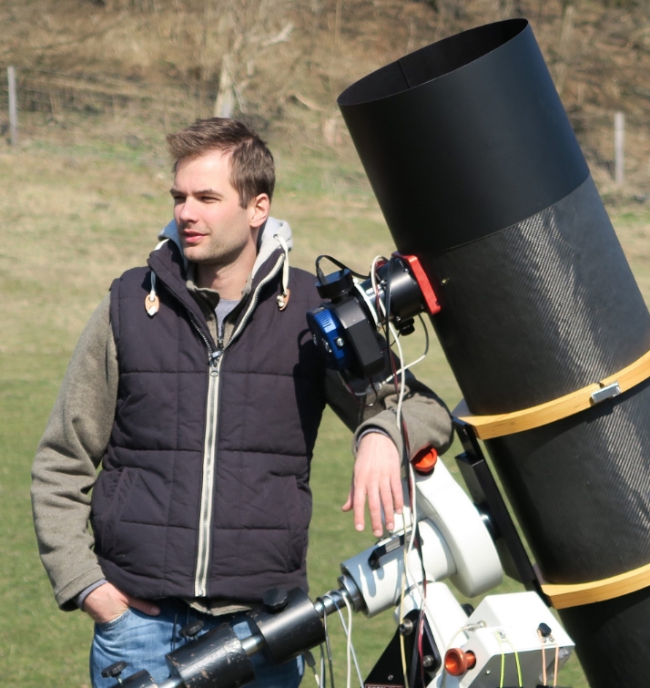 Amateur Photographer Claims He Captured Huge Planet Above Earth