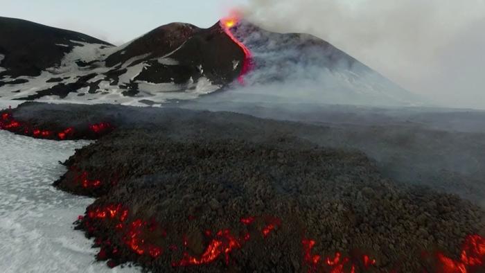 Etna volcano associated with pole movement