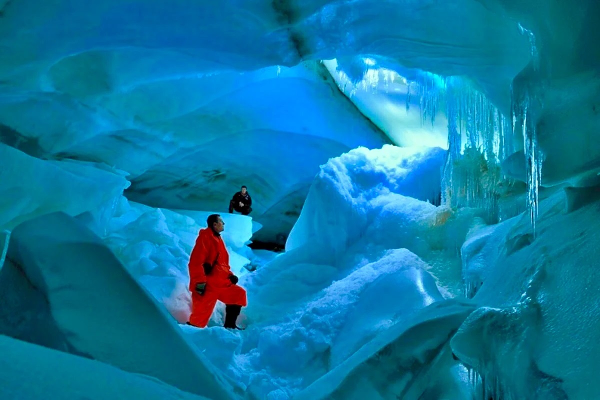 Антарктида. Красный водопад в Антарктиде. Ученые в Антарктиде. Палатки в Антарктиде железные.