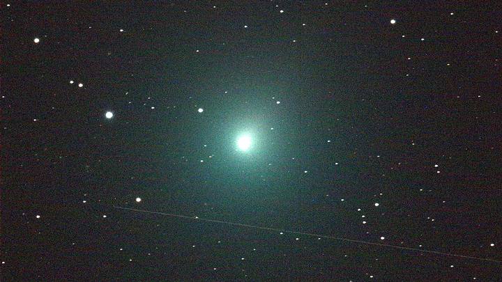 A comet approaches Earth and could shine in the May
