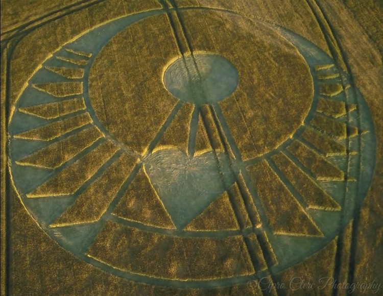 1590644905 CROP CIRCLE appears in the South of England A message