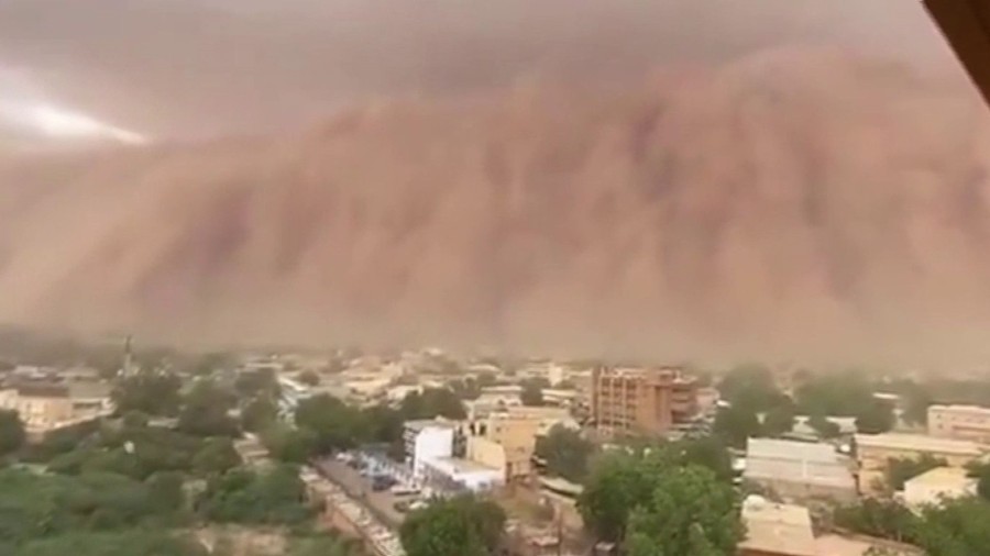 Huge apocalyptic dust cloud covers Nigers capital in Africa Video