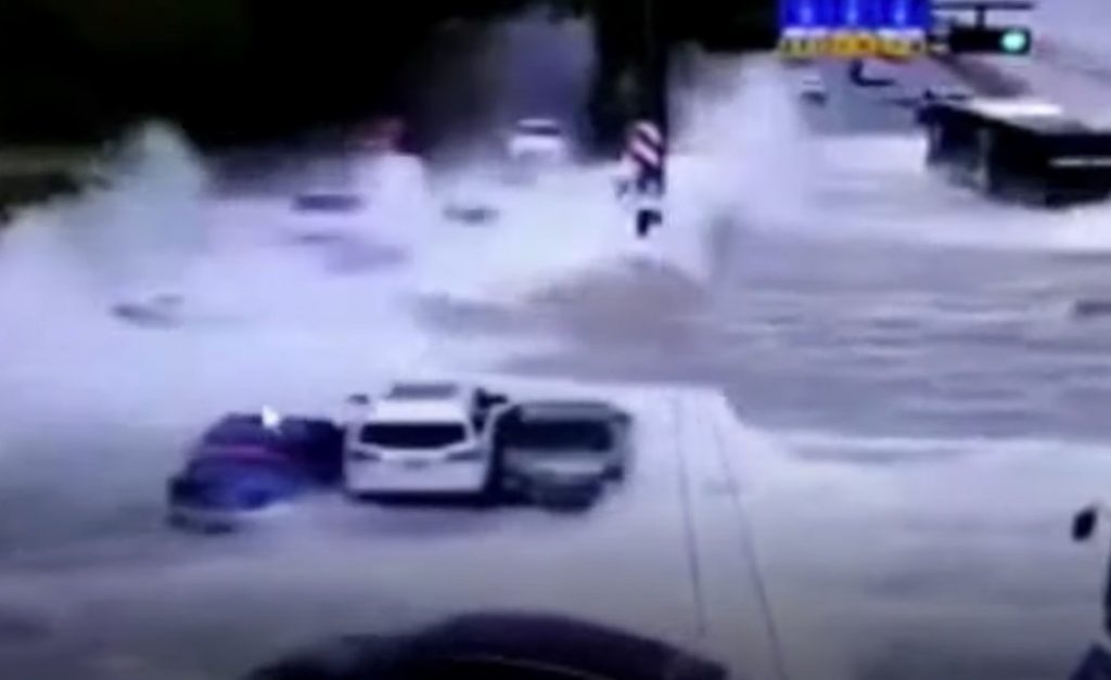1600837736 Gigantic waves hit the road and sweep cars in China