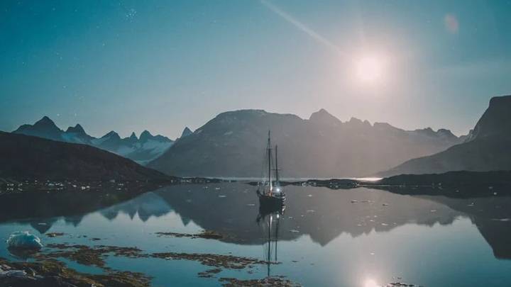 A mysterious dark river flows for 1000 km under Greenland