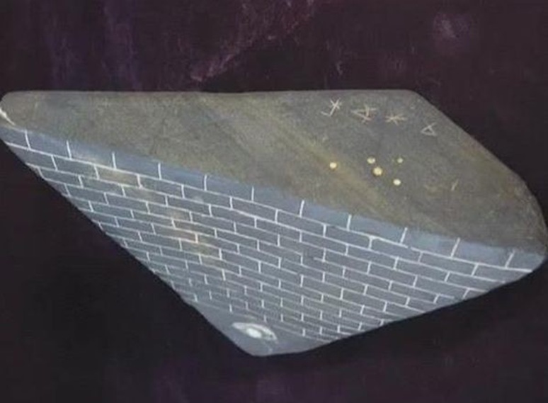 1984 glowing pyrami 2